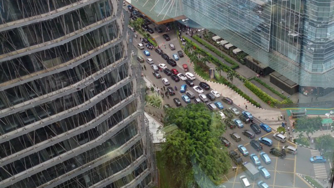 Suasana kemacetan usai robohnya lantai di Gedung BEI Jakarta