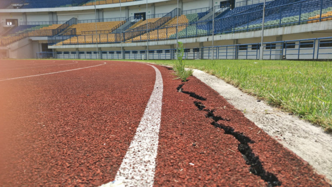 Kondisi jogging track di Stadion Gelora Bandung Lautan Api