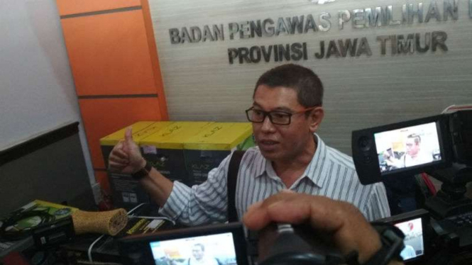 Heru Pramono, utusan La Nyalla Mattalitti, di kantor Bawaslu Jawa Timur di Surabaya pada Senin, 15 Januari 2018.