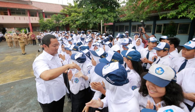 Siswa Siswi SMPN 18 berebut salaman dengan Walikota Semarang Hendrar Prihadi