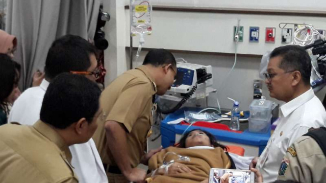 Gubernur DKI Jakarta Anies Rasyid Baswedan membesuk korban ambruknya balkon BEI Jakarta.