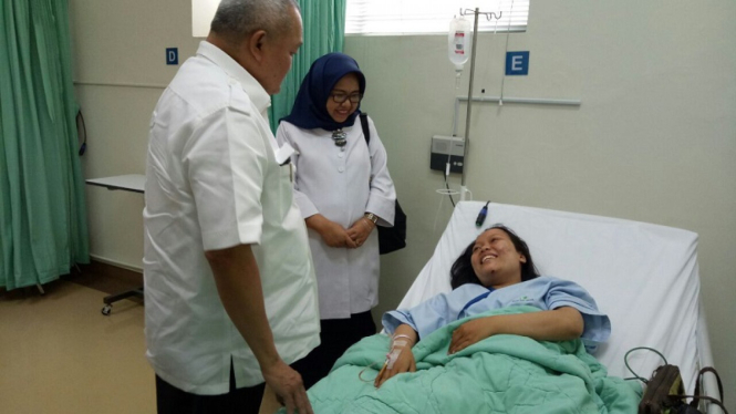 Gubernur Sumatera Selatan ALex Nurdin menjenguk korban ambruk BEI