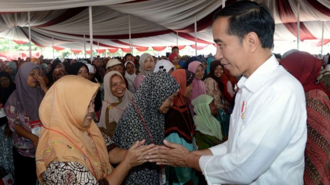 Presiden Jokowi bagikan dana PKH di Jawa Barat.