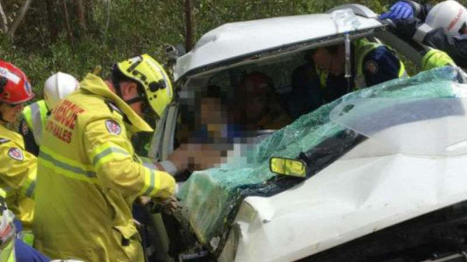 Petugas berupaya menyelamatkan remaja Australia yang alami kecelakaan.