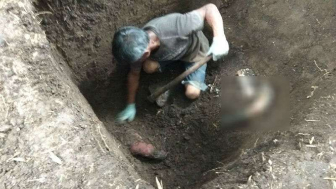 Mayat Nani saat ditemukan di lubang septic tank.