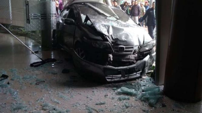 Kondisi Honda City yang seruduk RS Annisa Tangerang.