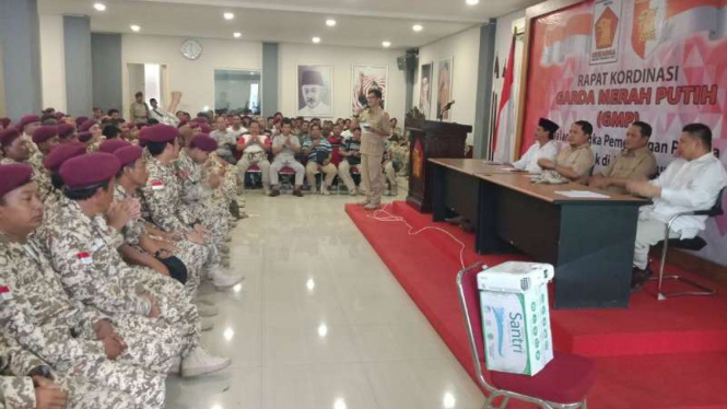 Kader Laskar Garda Merah Putih di kantor Gerindra Jatim, Surabaya, pada Selasa, 16 Januari 2018. 