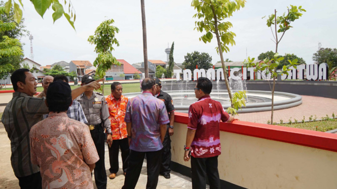 Walikota Semarang Hendrar Prihadi mengunjungi Taman Citra Satwa