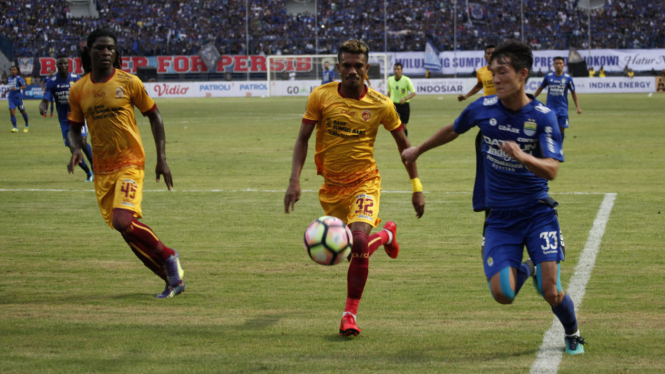 Pemain Persib Bandung, Oh In-Kyun (kanan)