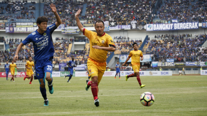 Pencetak gol kemenangan Persib, Oh In-Kyun (kiri).