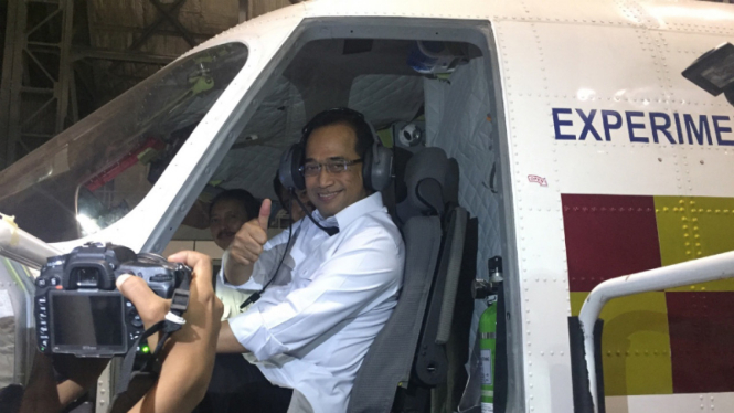 Menteri Perhubungan, Budi Karya Sumadi dalam pesawat N219.