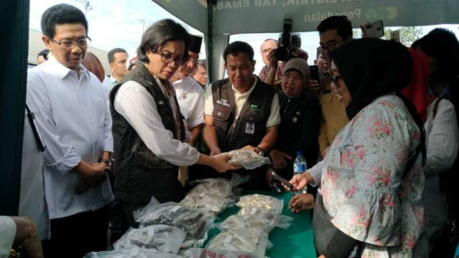 Menteri Keuangan Sri Mulyani saat meninjau program pembiayaan UMi (Usaha Ultra Mikro) di Belawan, Medan, Sumatera Utara, Selasa (16/1/2018)