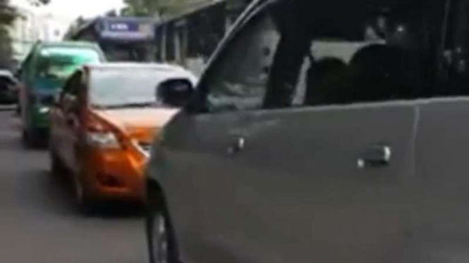 Video Toyota Vios bermuka dua di Bandung.
