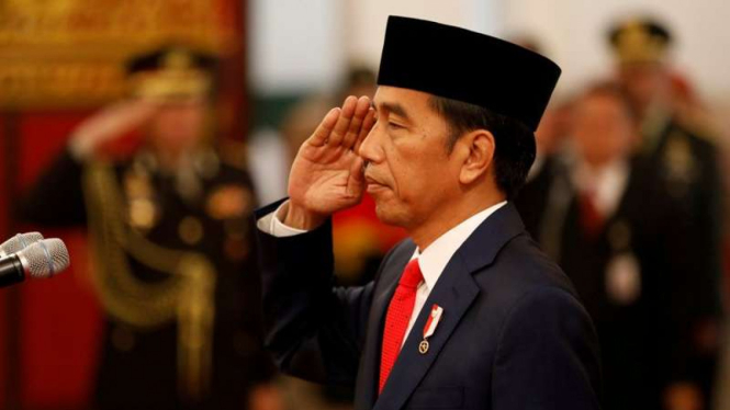Presiden Joko Widodo memberi hormat di Istana Negara.