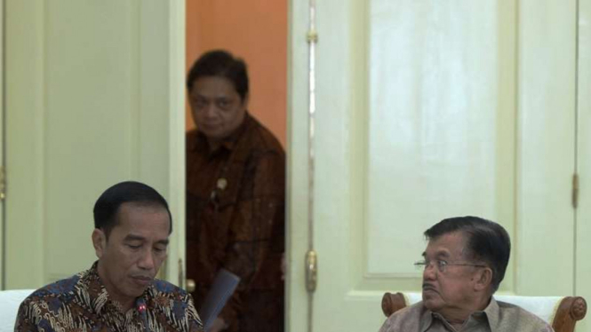 Presiden Joko Widodo dan Wapres Jusuf Kalla serta Menteri Perindustrian Airlangga Hartarto sebelum rapat kabinet beberapa waktu lalu.