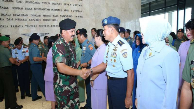 Panglima TNI Marsekal TNI Hadi Tjahjanto dengan Wakasau Marsdya Yuyu Sutisna
