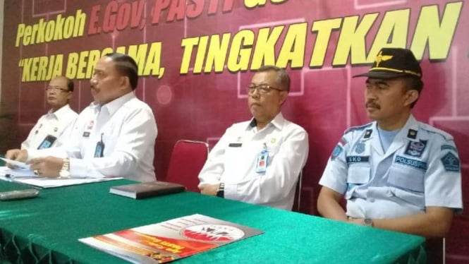 Kepala Kemenkumham Jawa Tengah, Ibnu Chuldun, dalam konferensi pers bersama tentang penangkapan Kepala Rutan Purworejo di Semarang pada Rabu, 17 Januari 2018.