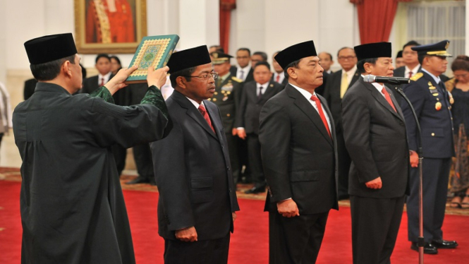 Presiden Joko Widodo melantik empat pejabat di Istana Negara.