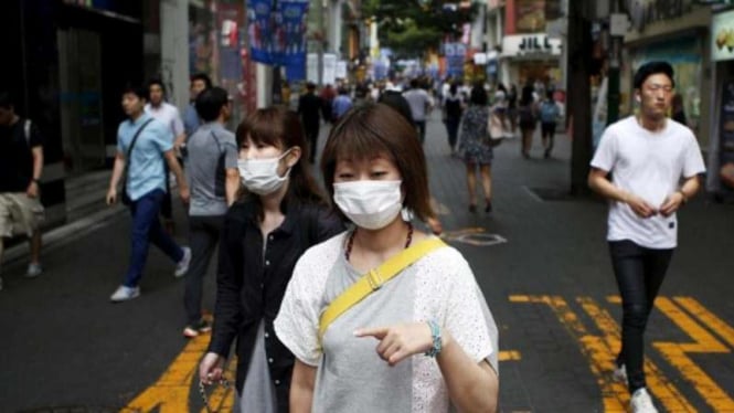 Sejumlah warga Korea Selatan memakai masker beberapa waktu silam. (Ilustrasi)