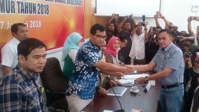KPU Kalimantan Timur menyerahkan surat keputusan tentang hasil pemeriksaan kesehatan kepada utusan para calon gubernur dan wakil gubernur di Samarinda pada Rabu, 17 Januari 2018.