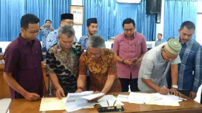 Utusan kedua pasangan calon gubernur dan wakil gubernur Jawa Tengah menghadiri pengumuman hasil tes kesehatan di kantor KPU setempat di Semarang Rabu, 17 Januari 2018.