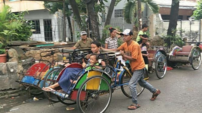Penarik becak di Tanah Tinggi, Jakarta.