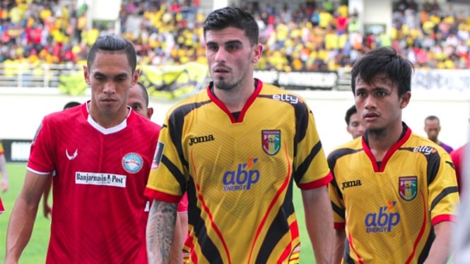 Pemain asing Mitra Kukar, Danny Guthrie (tengah).