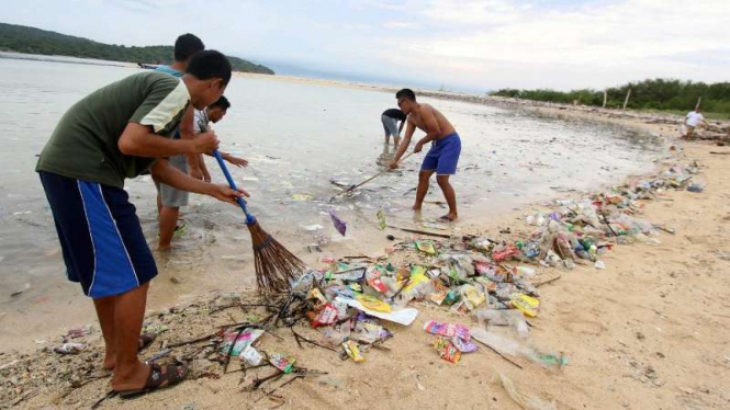 Dampak sampah plastik di laut.