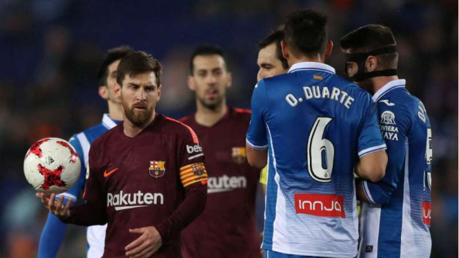 Megabintang Barcelona, Lionel Messi, saat berhadapan dengan Espanyol.