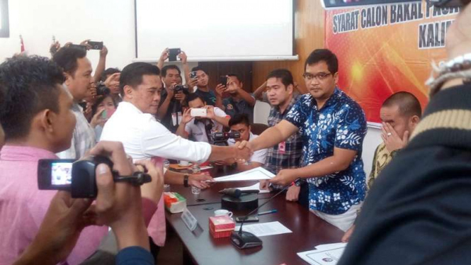 Rapat pleno terbuka penyerahan hasil penelitian syarat pencalonan gubernur dan wakil gubernur Kalimantan Timur di kantor KPU setempat di Samarinda pada Rabu, 17 Januari 2018.