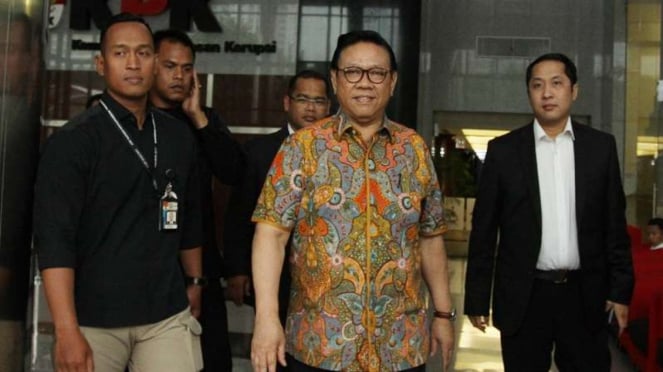 El presidente del Consejo de Expertos del Partido Golkar, Agung Laksono, fue interrogado por la Comisión para la Erradicación de la Corrupción.