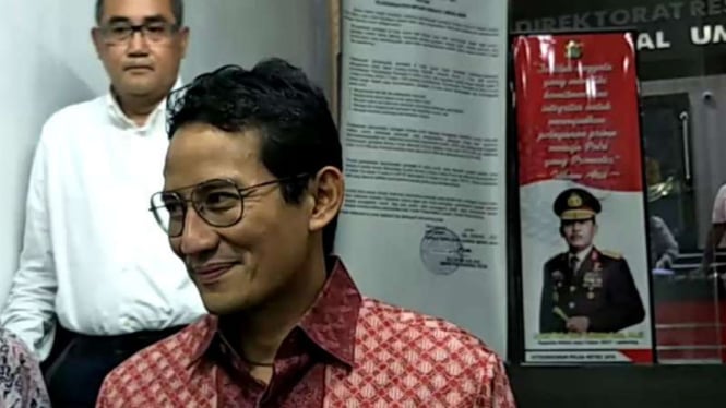 Wakil Gubernur DKI Jakarta Sandiaga Uno, harus melewati proses pemindaian kartu identitas saat ingin masuk venue basket test event, kemarin.