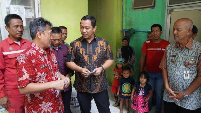 Walikota Semarang, Hendrar Prihadi saat mengantar E-KTP ke rumah warga.