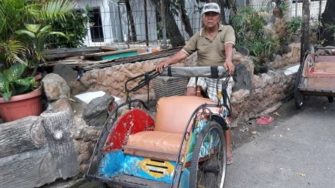 Seorang tukang becak di Jakarta.