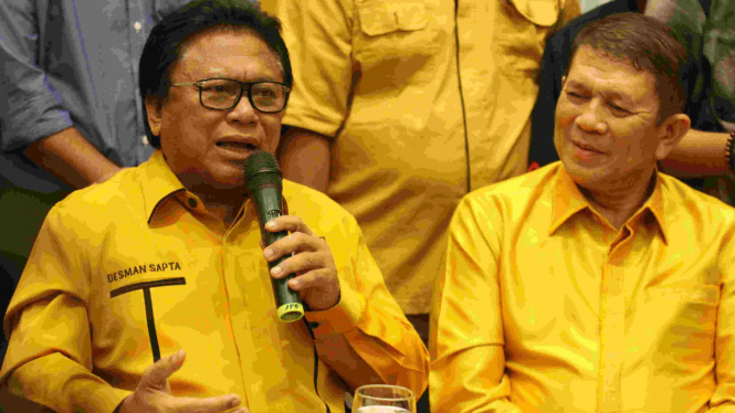Ketua Umum DPP Hanura, Oesman Sapta Odang (kiri).
