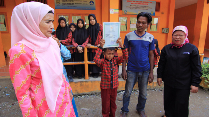 Seorang siswa di Banda Aceh diberikan akta kelahiran.