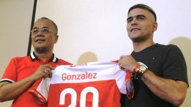 Madura United perkenalkan jersey Cristian Gonzales.