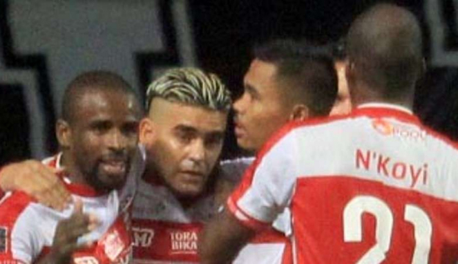 Cristian Gonzales usai mencetak gol perdananya di Madura United.