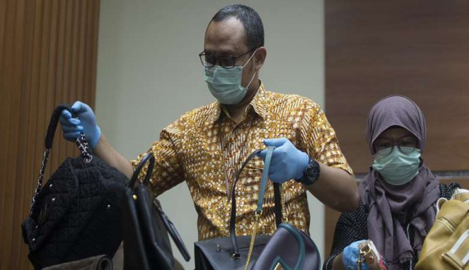 KPK menyitas tas-tas mahal milik Bupati Kutai Kartanegara Rita Widyasari