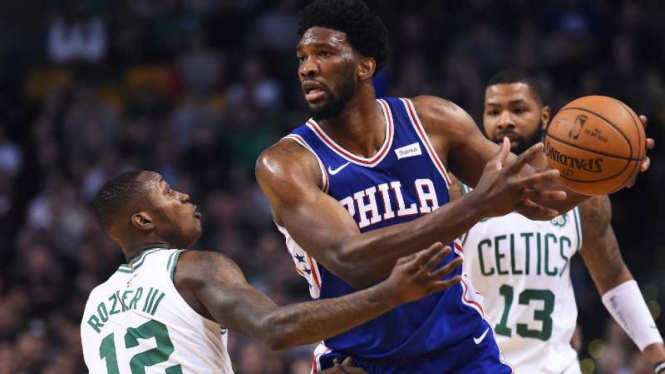 Pebasket Philadelphia 76ers, Joel Embiid saat menghadapi Boston Celtics