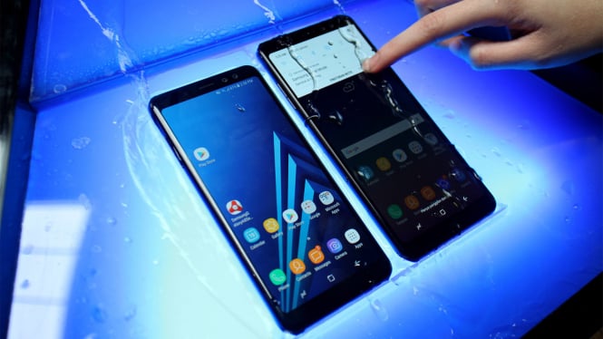 Antrean Konsumen pada Penjualan Perdana Samsung Galaxy A8 dan A8+.