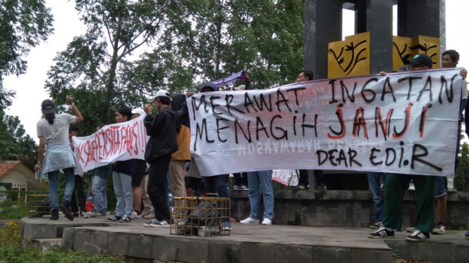 Aksi damai suporter Persita Tangerang di Tugu Adipura.