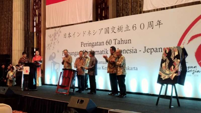 Wapres Jusuf Kalla dan Utusan Khusus PM Jepang Toshihiro Nikai pada Perayaan 60 Tahun Hubungan Indonesia - Jepang di Jakarta, 20 Januari 2018