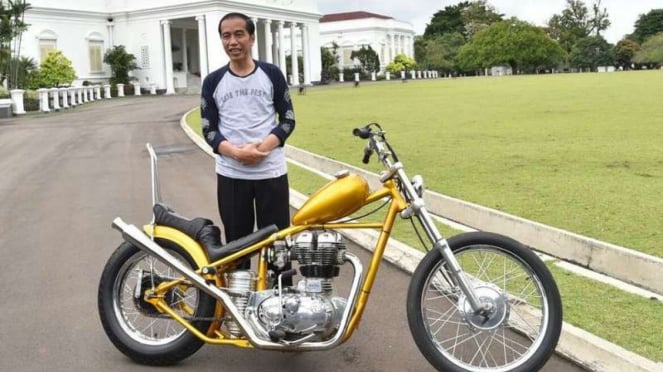 Presiden Jokowi bersama motor chopper yang dibelinya.