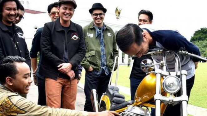 Presiden Jokowi bersama motor chopper yang dibelinya.