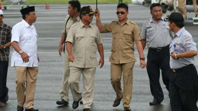 Pengawal Prabowo Subianto, Fernando Woworo (memegang payung).
