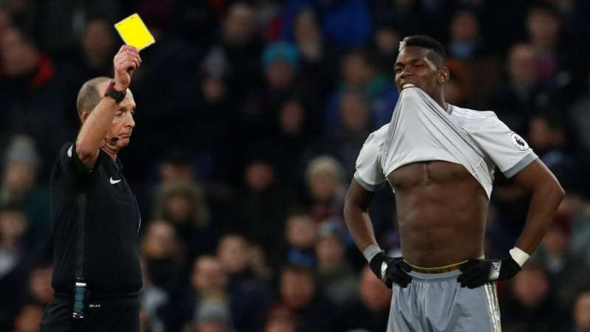 Gelandang Manchester United, Paul Pogba (kanan) mendapat kartu kuning