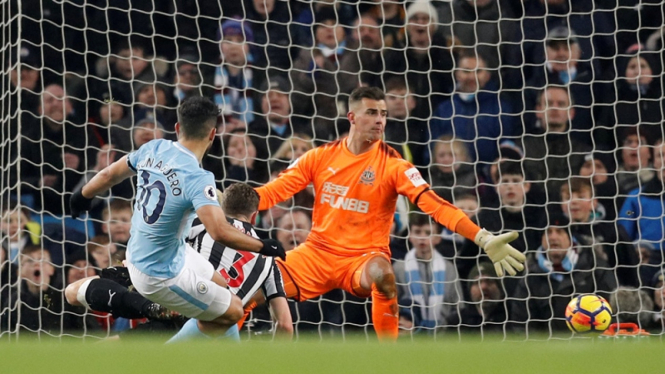 Striker Manchester City, Segio Aguero mencetak hattrick ke gawang Newcastle