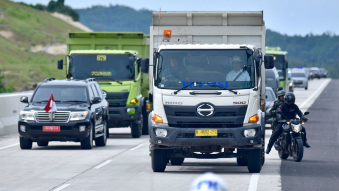 Presiden Joko Widodo naik dump truk 