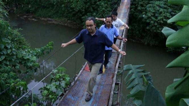 Gubernur DKI Jakarta, Anies Baswedan, tinjau jembatan yang tidak layak lintas.